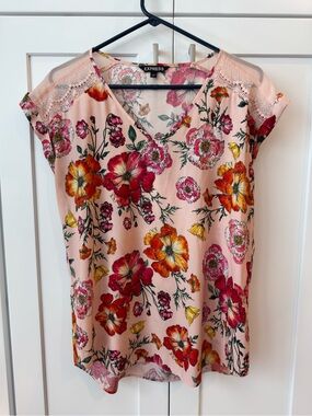 Express Floral V-Neck Cap Sleeve Blouse. Size M